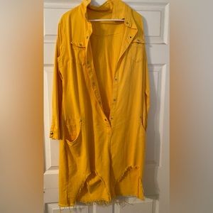 Jean Shorts jumpsuit with the buttons in front, long sleeves.